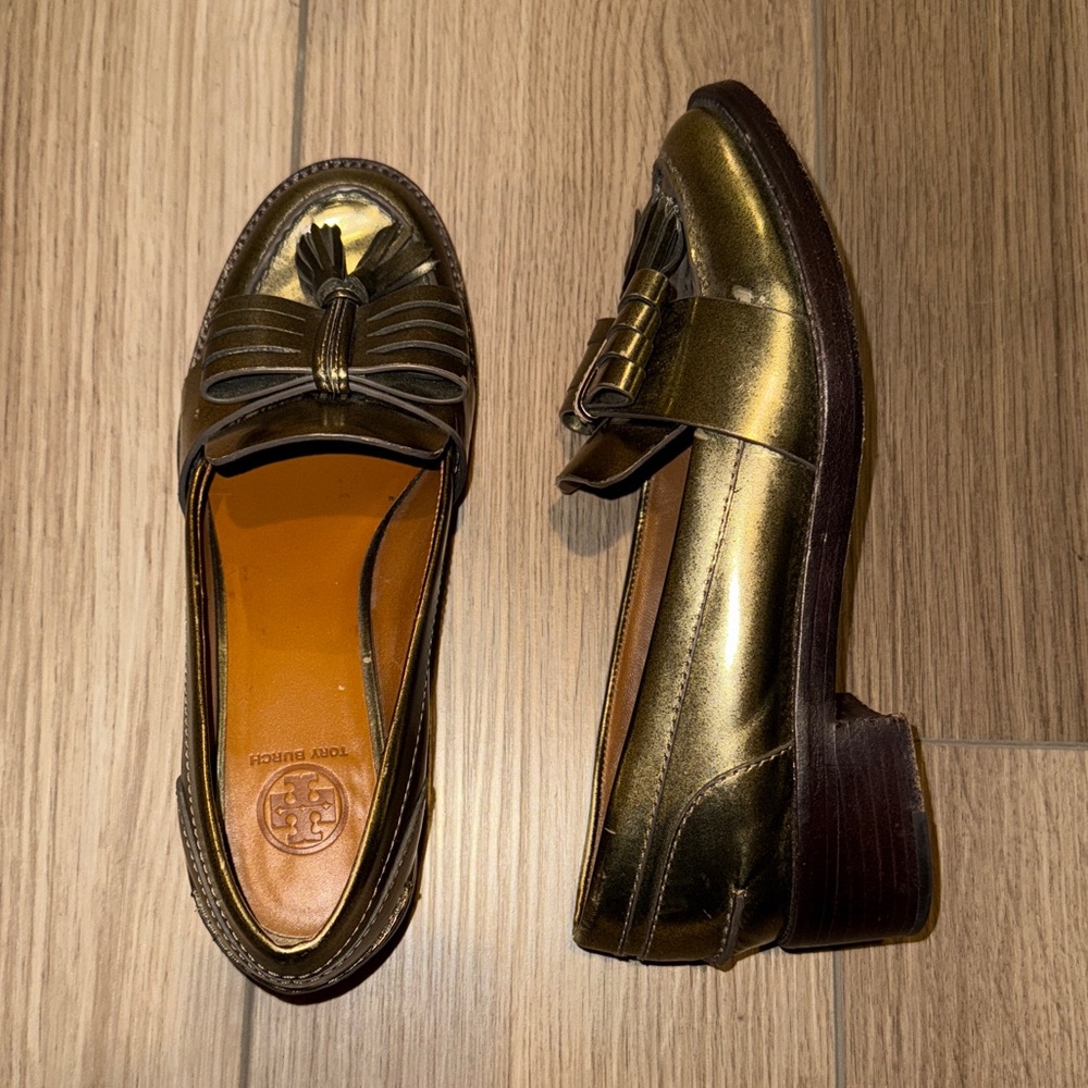 Tory Burch Hyde Loafers in brushed mirror bronze gold. Size 7.5